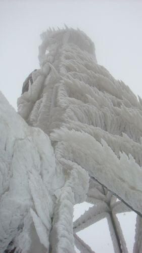 附滿(mǎn)冰霜的電塔