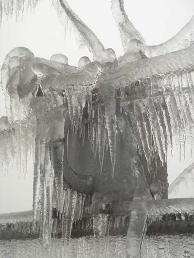 附滿(mǎn)冰霜的通信線(xiàn)纜